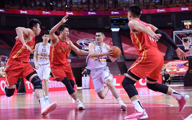 瓜帥發(fā)布會流利德語有玄機 靠小抄應付記者 瓜帥發(fā)布會流利德語有玄機 靠小抄應付記者